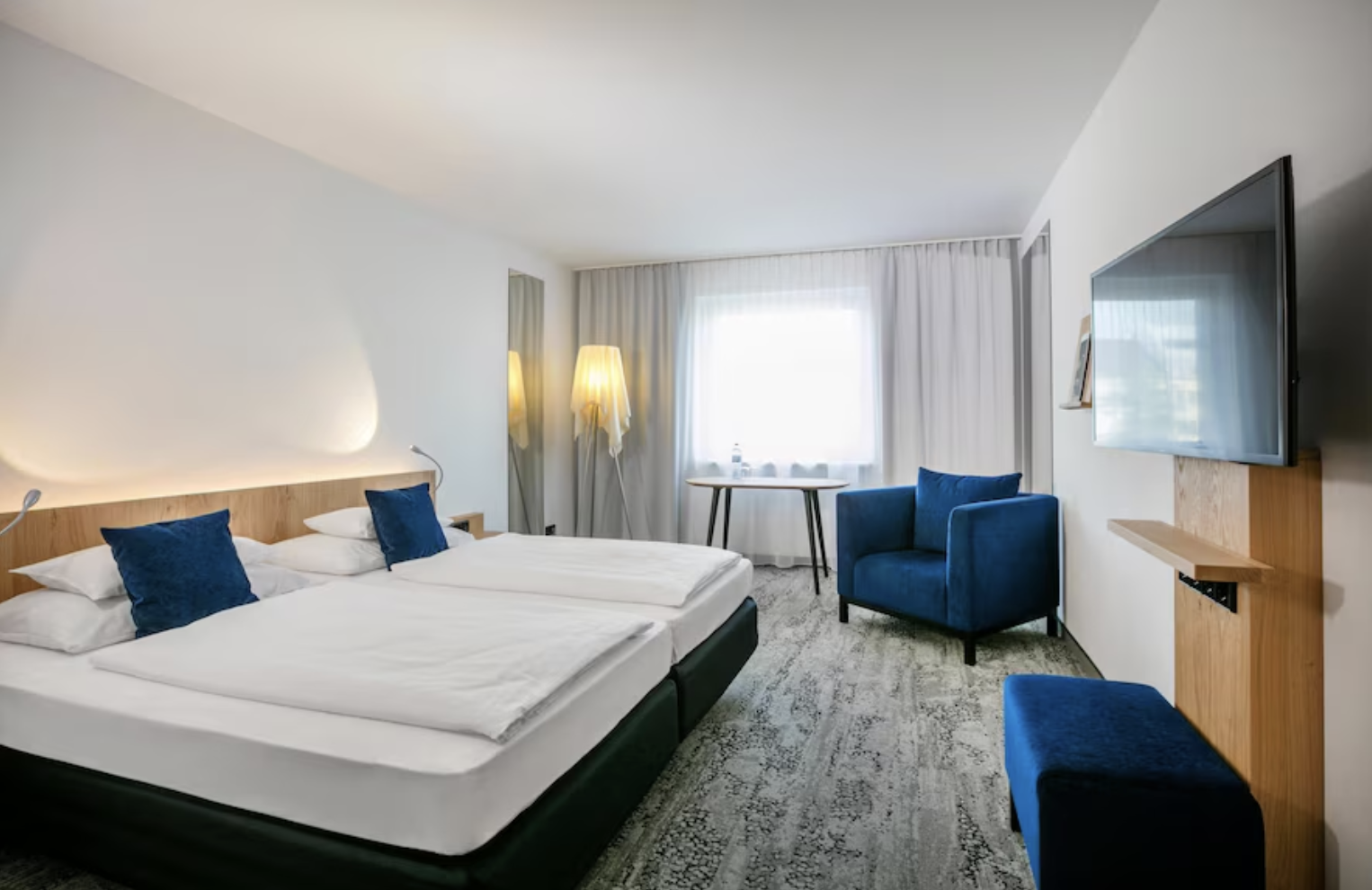 Bright twin hotel room at the ARCOTEL Wimberger in Vienna